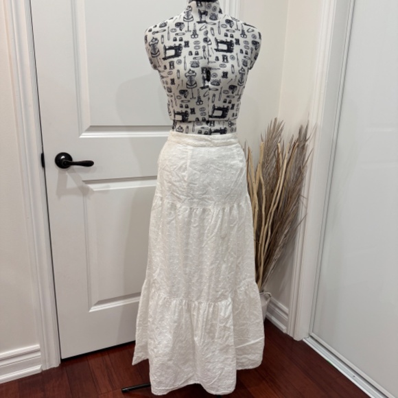 100% Cotton White Maxi Skirt with embroidery details and lining - Picture 2 of 6